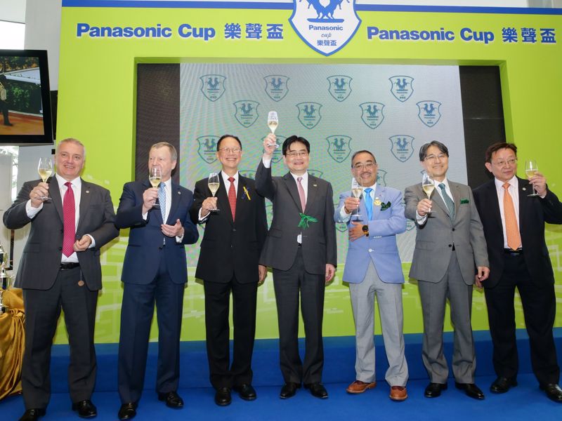 (左起) 香港賽馬會賽馬業務及營運執行總監祁立賢先生、香港賽馬會行政總裁應家柏先生、香港賽馬會董事陳南祿先生，Panasonic Corporation Appliances Company社長本間哲朗先生、信興集團主席兼行政總裁蒙德揚先生、日本駐港副總領事井川原賢先生及亞積邦租賃控股有限公司主席兼行政總裁劉邦成先生上台祝酒，為本年度「樂聲盃」揭開序幕。